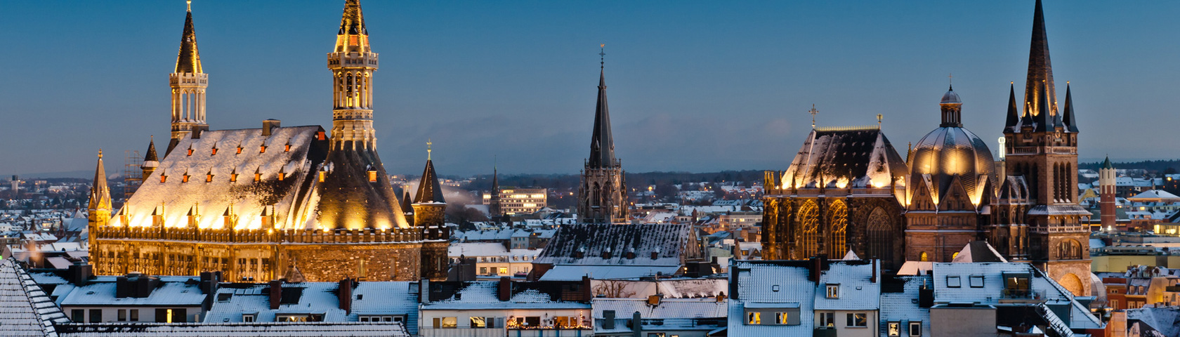 Blick über Aachen im Winter bei Nacht